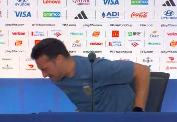 Argentina Coach Scaloni Leaves Press Conference in Tears