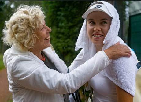 Linda Noskova with her mother (old photo)