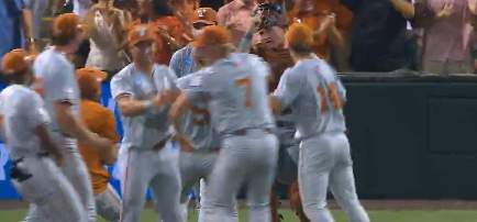Texas Sweeps Oregon, Returns to College World Series